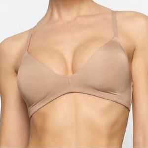 SKIMS Nude Seamless Wireless Triangle Bra
